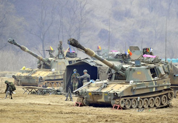 Thủy quân lục chiến Hàn Quốc điều khiển pháo tự hành K-55 tại một bãi diễn tập quân sự ở Paju. Ảnh: AFP