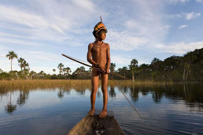 Dòng sông Xingu là dòng sông có chiều cài 1980km là là một nhánh của dòng sông Amazon đang nằm trong vòng tranh cãi khi hàng nghìn người có thể phải di dời với các dự án xây dựng. Những dự án xây dựng khiến cho môi trường sống của dòng sông bị thay đổi và ảnh hưởng lớn tới cuộc sống của những người Xingu.