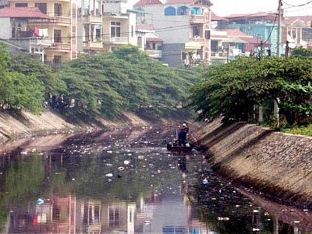 Mức độ ô nhiễm của Hà Nội tương đương thành phố Dehil và Karachi, 2 trong 10 thành phố ô nhiễm nhất thế giới, ông nói,   (ảnh ao ở ngõ Đặng Thai Mai, gần Hồ Tây bị ô nhiễm nặng).