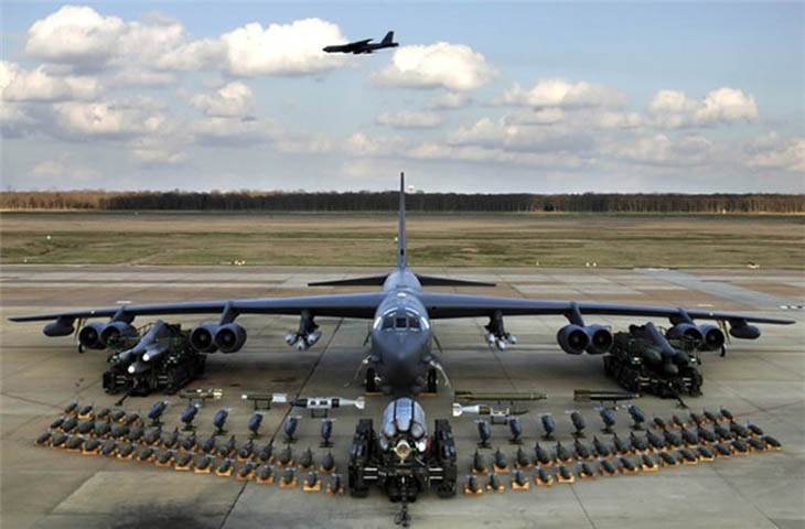 Trọng lượng cất cánh tối đa lên tới 220 tấn. B-52H có khả năng mang được 31,5 tấn vũ khí gồm: bom thông thường, bom hạt nhân, tên lửa hành trình tầm xa. B-52 có thể mang theo tên lửa không đối đất lắp đầu đạn hạt nhân, tầm phóng là 250-3.000 km, là một trong những “ô bảo vệ hạt nhân” mà quân Mỹ dành cho Hàn Quốc.