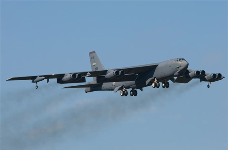 Hiện nay, Không quân ném bom chiến lược Mỹ chủ yếu sử dụng biến thể B-52H có chiều dài tới 48,5m, sải cánh 56,4m, cao 12,4m. B-52H được trang bị 8 động cơ tuốc bin phản lực cánh quạt đẩy cho phép đạt bán kính chiến đấu tới 7.210km, trần bay 15.000m.