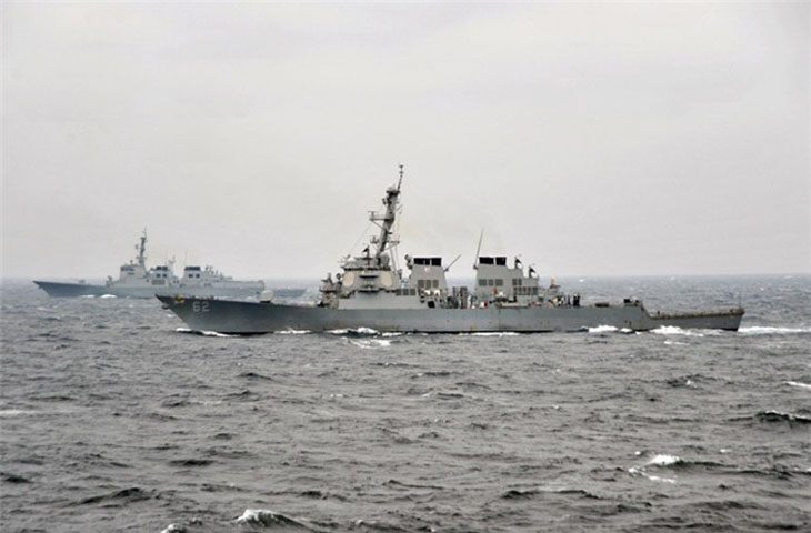 Ngày 3/4, Hải quân Mỹ đã triển khai 2 tàu khu trục tên lửa trang bị hệ thống chiến đấu Aegis tới khu vực châu Á - Thái Bình Dương. Theo Reuters, tàu khu trục tên lửa USS John McCain sẽ cùng với tàu USS Decatur hoạt động bên ngoài bờ biển báo đảo Triều Tiên. 
