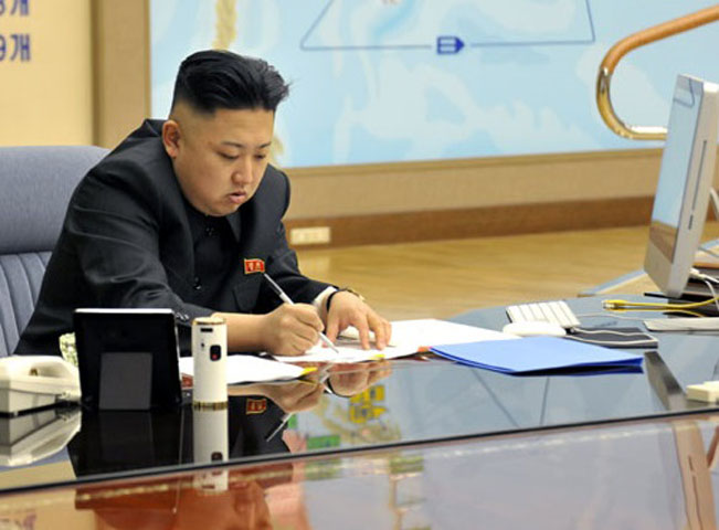 Ngày 4/4, Tân Hoa Xã đưa tin, người phát ngôn Bộ Tổng tham mưu quân đội Triều Tiên sáng hôm nay 4/4 đã thông báo, cục diện bán đảo Triều Tiên hiện nay chiến tranh có thể nổ ra bất cứ lúc nào hoặc là nổ ra ngay ngày mai, Bộ Tổng tham mưu quân đội Triều Tiên đã chuẩn bị mọi phương án tác chiến ứng phó với tình hình theo chỉ đạo của Bộ tư lệnh tối cao các lực lượng vũ trang Bắc Triều Tiên.