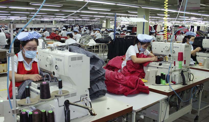 Hãng thông tấn Yonhap ngày 4/4 đưa tin, một ngày sau khi đình chỉ việc cấp phép cho người lao động Hàn Quốc sang làm việc tại khu công nghiệp Liên Triều Kaesong, Bình Nhưỡng vừa đe dọa sẽ đóng cửa vĩnh viễn khu công nghiệp này bất cứ lúc nào vì họ 