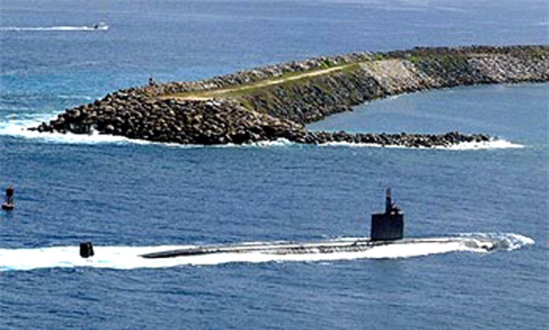 Tàu ngầm hạt nhân tấn công Cheynne lớp 6681 tiến vào lối vào phía bắc của căn cứ hải quân ở Guam. Ảnh: Jteagueenterprises