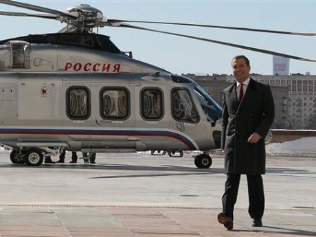 Thủ tướng Nga Dmitry Medvedev đi làm bằng máy bay trực thăng.