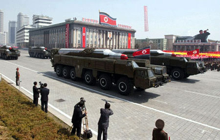 Hai tên lửa của Triều Tiên di chuyển tới bệ phóng ở bờ biển phía Đông