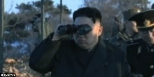 Đoạn video được công bố trên truyền hình nhà nước Triều Tiên hôm 5/4, trong khi có thông tin cho biết quân đội nước này đã di chuyển tên lửa tầm trung thứ 2 tới bờ biển phía Đông, có khả năng tấn công các mục tiêu tại Hàn Quốc và Nhật Bản. Trong ảnh là cảnh ông Kim Jong Un theo dõi bằng ống nhòm cuộc diễn tập bắn tên lửa tiêu diệt mục tiêu giả định.