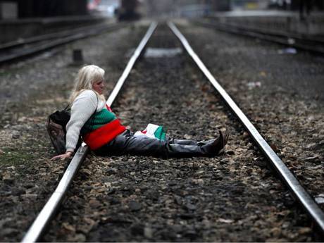 Một người Bulgaria quẫn trí ngồi trên đường ray tàu hỏa
