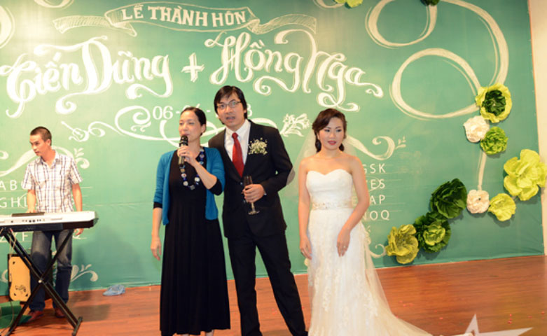 Các nghệ sĩ đến dự đám cưới Đinh Tiến Dũng (tên thật của giáo sư Xoay), trong đó có NSND Lê Khanh đều vui vẻ lên sân khấu để đóng góp tiết mục. 
