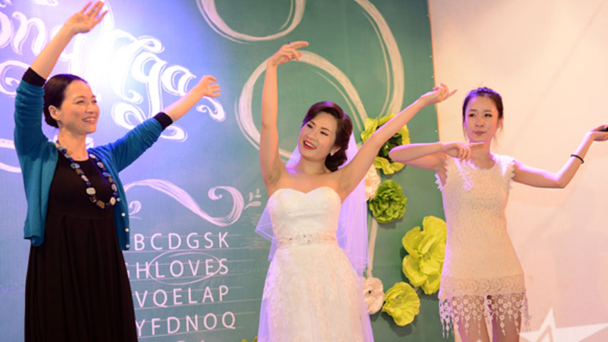 Cô dâu Hồng Nga cùng nghệ sĩ Lê Khanh và bạn bè ngẫu hứng múa theo lời bài hát của các khách mời. 