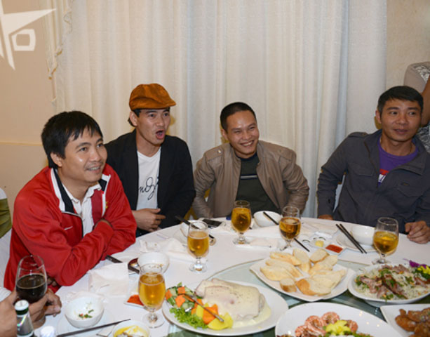 Các nghệ sĩ khác của Hà Nội như Kim Oanh, đạo diễn Đỗ Thanh Hải, nghệ sĩ hài Xuân Bắc, Công Lý đều có mặt chúc mừng cho hạnh phúc của giáo sư Xoay. (Theo Ngoisao.net )