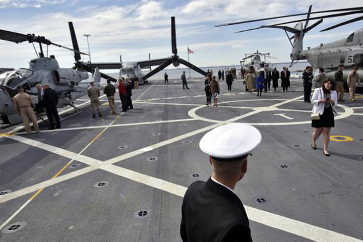 Boong tàu có khả năng mang được 4 máy bay trực thăng vận tải CH-46 Sea Knight, hoặc hai chiếc máy bay vận tải cánh quạt V-22 Osprey với khả năng cất hạ cánh cùng lúc.