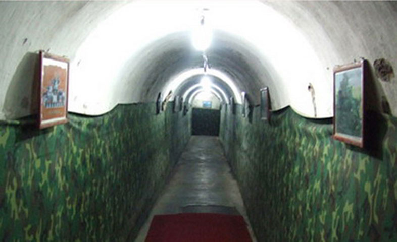   Hầm ngầm được xây từ năm 1969 đến 1979, do hơn 300.000 công nhân thậm chí cả thanh niếu niên xây dựng. Nó có độ dài hơn 30 km và phủ rộng trong phạm vi 85 km2, ở độ sâu 8-18 m dưới lòng đất. Công trình bao gồm hàng ngàn kết cấu phòng không kiên cố.