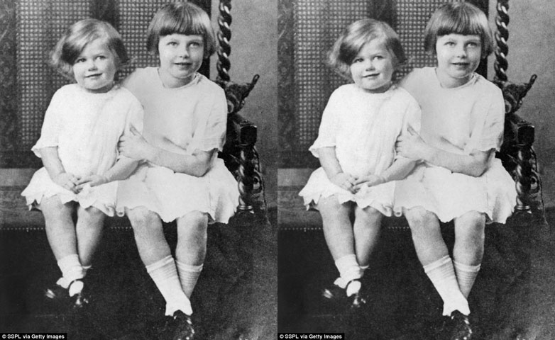 Margaret Roberts chào đời ngày 13/10/1925, trong một căn gác nhỏ ở thành phố Grantham, phía bắc London. Trong ảnh là cô bé Margaret 4 tuổi (trái) bên cạnh người chị gái Muriel vào năm 1929. Năm thập kỷ sau, Margaret trở thành nữ thủ tướng Anh đầu tiên, đồng thời cũng là người phụ nữ châu Âu đầu tiên giữ cương vị này. 