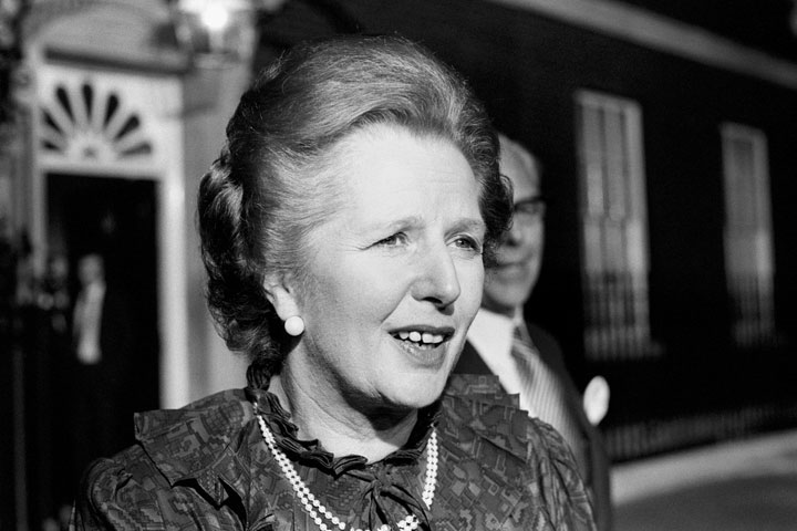 20/7/1982: Bà Thatcher “ăn điểm” với quyết định cứng rắn và liều lĩnh trong cuộc chiến đảo Falklands với Argentina. Trước đó, ngày 2/4/1982, Argentina xâm chiếm Quần đảo Falkland. Từ thập niên 1980, Argentina tuyên bố chủ quyền trên quần đảo này. Trong vòng vài ngày, Thatcher ra lệnh gởi ngay một lực lượng đặc nhiệm của hải quân đến tái chiếm quần đảo. Ngày 14/6, Argentina tuyên bố đầu hàng. Chiến dịch quân sự của lực lượng đặc nhiệm Anh được xem là thành công, đồng thời kích hoạt làn sóng ái quốc cuồng nhiệt giúp gia tăng sự ủng hộ của công chúng dành cho Thatcher vào thời điểm uy tín của bà xuống đến mức thấp nhất trong suốt thời gian làm thủ tướng.