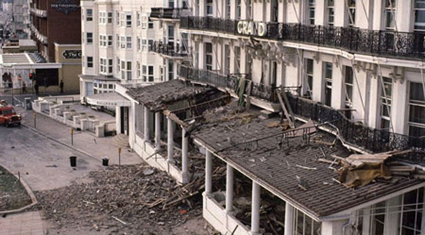 Năm 1984, bà Thatcher thoát chết khi nhóm phiến quân ly khai IRA cho nổ tung khách sạn Brighton, nơi bà đang ở trong khi diễn ra đại hội đảng Bảo thủ. Vụ nổ đã khiến một ống khói đổ xuống, khiến 5 người chết.Vụ nổ đã khiến một ống khói đổ xuống, khiến 5 người chết.