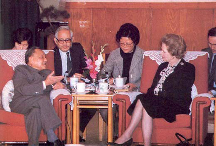 Năm 1984, bà Thatcher đến thăm Trung Quốc và ký với Đặng Tiểu Bình bản tuyên bố chung Trung-Anh ngày 19/12, theo đó Trung Quốc sẽ trao cho Hồng Kông qui chế 