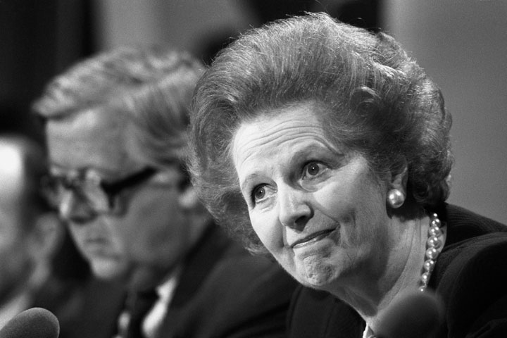 Năm 1989, uy tín của bà Thatcher lại sút giảm khi nền kinh tế bị thiệt hại do lãi suất được nâng cao để kìm hãm sự bùng nổ không bền vững trong phát triển kinh tế. Trong một buổi họp trước hội nghị thượng đỉnh Cộng đồng Âu châu vào tháng 6/1989, Bộ trưởng Tài chính, Nigel Lawson và Bộ trưởng Ngoại giao Geoffrey Howe ép Thatcher nên chấp nhận hoàn cảnh để gia nhập Hệ thống Hối suất, chuẩn bị cho việc phát hành đồng tiền chung châu Âu. Cả hai bộ trưởng tuyên bố sẽ từ chức nếu yêu cầu của họ không được đáp ứng. Thatcher trả đũa bằng cách giáng chức Howe và quan tâm hơn đến những lời khuyên của cố vấn Sir Alan Walter về các vấn đề kinh tế. Tháng 10/1989, Lawson từ chức.
