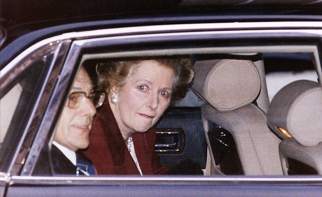 Bà Thatcher đã bị chính đảng Bảo thủ phế truất ngôi vị lãnh đạo đảng và kéo theo đó là vị trí thủ tướng Anh vào năm 1990. Sau thất bại, bà đã trở về số 10 phố Downing, dinh thự thủ tướng Anh, rồi ra đi trong nước mắt, trước sự chứng kiến của đông đảo báo chí thế giới.