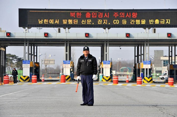 Yonhap dẫn lời một nguồn tin chính phủ Hàn Quốc hôm nay cho biết khu công nghiệp liên Triều cũng đã ngừng hoạt động khi các công nhân đã không xuất hiện tại khu công nghiệp Kaesong, Triều Tiên ở phía bắc khu phi quân sự. Ông nói thêm rằng Triều Tiên đã không có kế hoạch vận hành dịch vụ xe buýt chở công nhân từ nhà tới khu phức hợp. Khoảng hơn 400 người quản lý Hàn Quốc đang bám trụ cho biết họ dự định ở lại đây và trông coi trang thiết bị cho tới khi hết lương thực.
