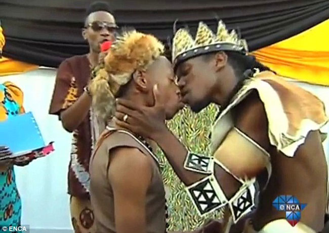 Tshepo Cameron Modisane và Thoba Calvin Sithol mặc trang phục dân tộc truyền thống trong buổi lễ kết hôn tại thị trấn KwaDukuza. Cả hai người đều 27 tuổi và đã chung sống cùng nhau được 3 năm kết hôn trước sự chứng kiến của khoảng 200 vị khách.