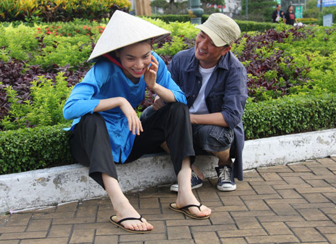  Đàm Vĩnh Hưng và Hà Hồ đã hóa thân thành những người nghèo mưu sinh ở Sài Gòn nhưng nụ cười luôn nở trên môi.