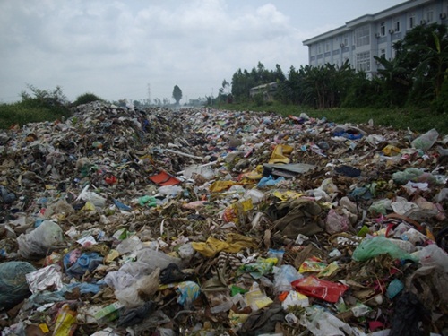 Thu gom, đổ rác thải sinh hoạt không đúng nơi quy định về bảo vệ môi trường có thể sẽ bị phạt tiền tối đa từ 1-2 tỷ đồng.