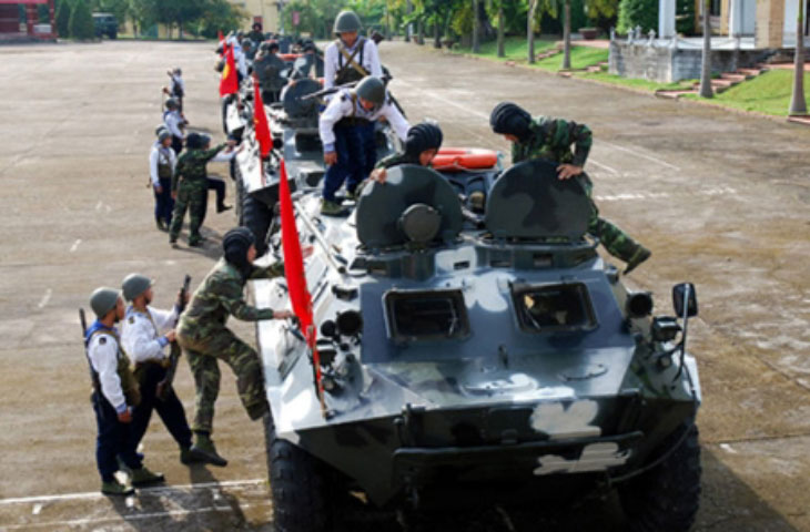 BTR-60 có khả năng chở 16 lính cùng đầy đủ trang bị, tất nhiên xe cũng có khả năng bơi (trên mặt nước) tốt. Trong tương lai gần, BTR-60PB và PT-76 vẫn là những phương tiên cơ giới chủ lực của hải quân đánh bộ Việt Nam. 