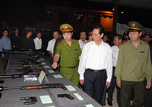 Thủ tướng Nguyễn Tấn Dũng kiểm tra công tác chuẩn bị sẵn sàng chiến đấu của Trung đoàn cảnh sát cơ động Tây Nguyên