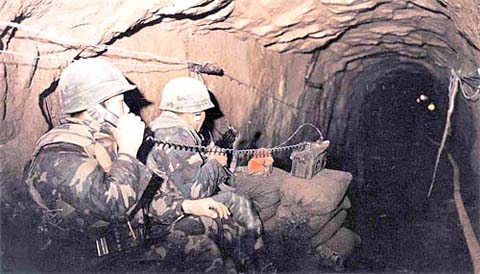 Các công nhân trong đường hầm số 1. Ảnh: Deltadart