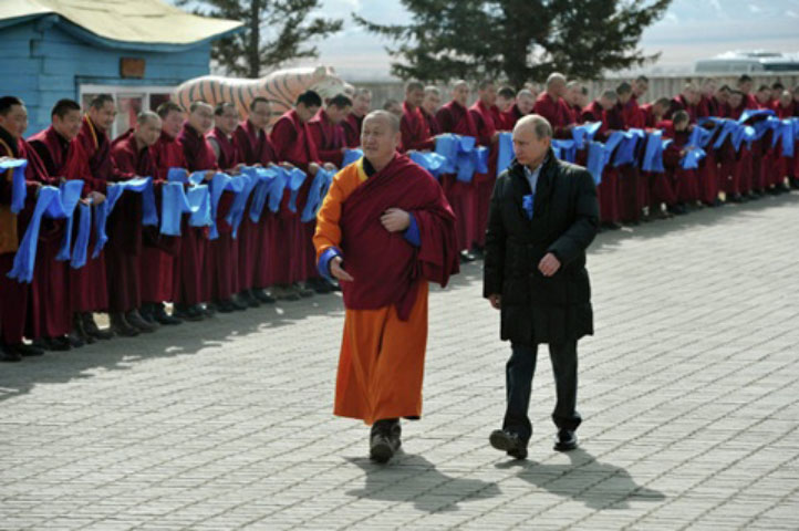 Tổng thống Putin hôm qua đến thăm chùa Ivolga, ngôi chùa Phật giáo chính của Cộng hòa Buryatia, vùng Siberia, Nga. Ông đi cùng Damba Ayusheyev, chủ tịch Giáo hội Phật giáo Nga. 