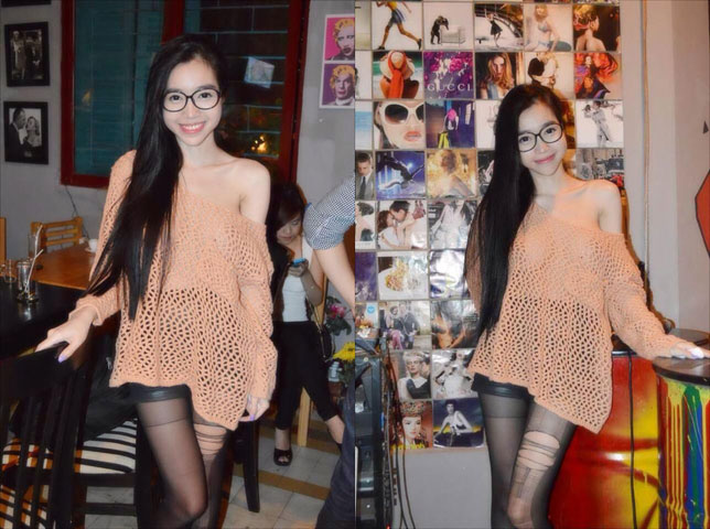  Xuất hiện trong buổi họp fan tại TP HCM ngày 11/4, Elly Trần ngay lập tức gây ấn tượng bởi phong cách thời trang lạ mắt của mình. 