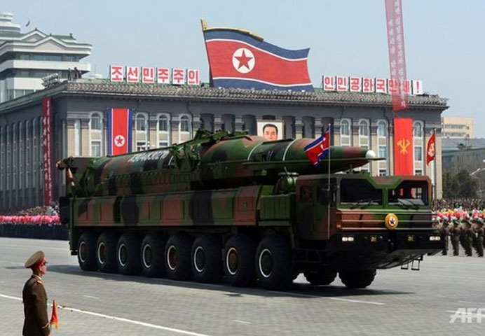 Ngày 12/4, chính trường Mỹ chấn động vì tin CHDCND Triều Tiên đã sở hữu tên lửa hạt nhân. Báo Washington Post đưa tin theo báo cáo của Cơ quan Tình báo quốc phòng Mỹ (DIA) thuộc Bộ Quốc phòng, Triều Tiên đã sản xuất thành công đầu đạn hạt nhân cỡ nhỏ để lắp vào tên lửa đạn đạo. 