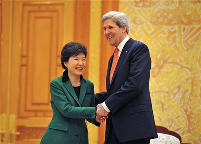 Cũng trong chuyến thăm Hàn Quốc, Ngoại trưởng Mỹ John Kerry nói Trung Quốc cần mạnh tay hơn nữa trong việc yêu cầu Triều Tiên từ bỏ tham vọng hạt nhân. “Hoa Kỳ muốn tiếp tục đối thoại về những lời cam kết tạm ngừng chương trình hạt nhân trước đây của Triều Tiên nhưng cũng sẽ sẵn sàng bảo vệ các đồng minh trong khu vực nếu thấy điều đó là cần thiết”, ông Kerry nói.