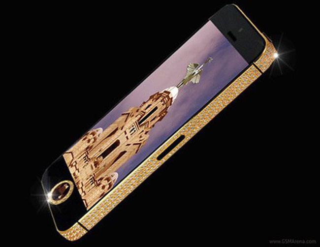 Một đại gia Trung Quốc vừa đặt mua từ hãng Stuart Hughes chiếc iPhone 5 vàng, đính kim cường với mức giá lên tới 15,3 triệu USD tương đương với 316 tỉ đồng. Stuart Hughes đã mất tới 9 tuần để hoàn thiện sản phẩm hoàn toàn thủ công bằng tay. Vỏ nhôm kim loại bên ngoài iPhone 5 được thay thế bằng vàng 24 carat, phím Home được làm từ viên kim cương đen 26 carat do chính khách hàng sở hữu.