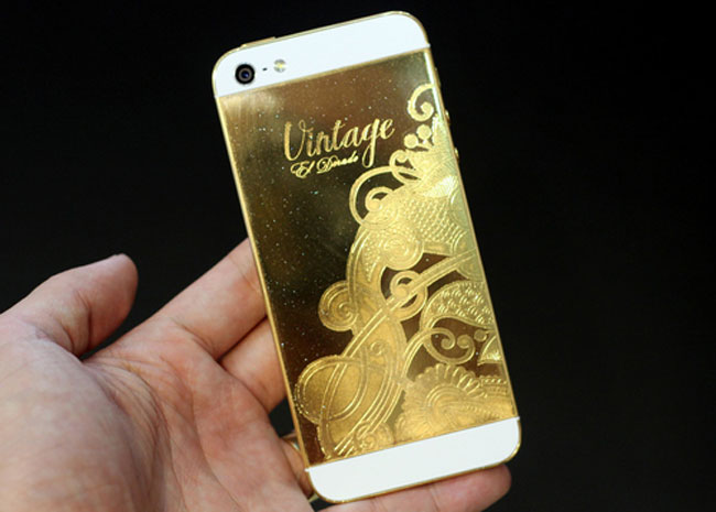 Ở Việt Nam, những chiếc iPhone cũng được sáng tạo không kém phần sang trọng và tinh tế. Trong hình là một chiếc iPhone 5 của Apple trông ấn tượng với mặt lưng được mạ vàng 24K và khắc hoa văn.