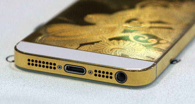 Họa tiết được khắc chìm vào lớp vỏ của iPhone 5. So với iPhone 4 và 4S, việc mạ vàng iPhone 5 có phần khó khăn hơn. Người dùng có thể tùy chọn hoa văn theo ý thích. Nhưng nhìn từ bên cạnh viền sẽ thấy rõ sự khác biệt, chất liệu sơn anodized màu xanh đen của iPhone 5 bị loại bỏ và thay bằng lớp vàng 24k dày 3 micromet bóng loáng.