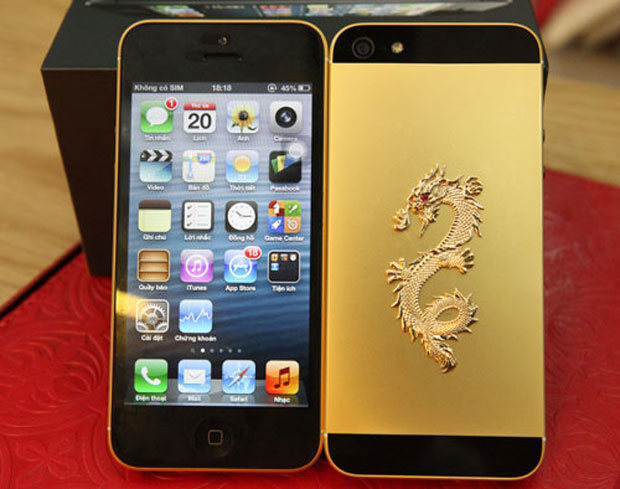iPhone 5 đặc biệt đều được mạ vàng 24K toàn bộ phần vỏ kim loại nhưng giữ nguyên các phím nguồn, tinh chỉnh âm lượng, bật/tắt chế độ im lặng và cả khe cắm sim của máy. Riêng hình rồng được gắn phía sau che phần logo Apple được đúc thủ công bằng vàng nguyên khối. Điếm nhấn đặc biệt so với các mẫu iPhone mạ vàng trước đó và cũng là sự khác nhau giữa hai phiên bản này là phần mắt rồng được đính một viên kim cương tự nhiên hoặc một viên đá rubi màu đỏ. 