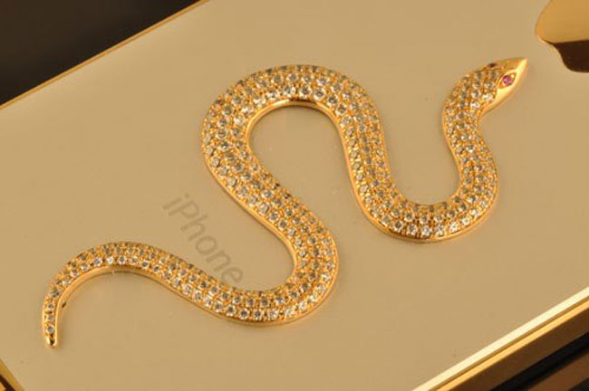 Cận cảnh một chiếc iPhone nạm vàng, kim cương với hình rắn ở phần vỏ sau.