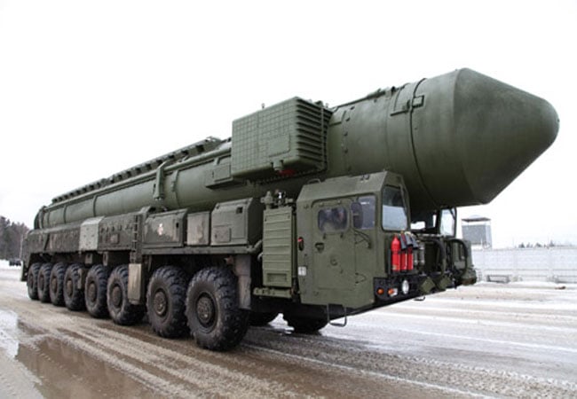 Topol-M gồm 2 phiên bản: Loại thứ nhất bắn từ hầm phóng, bắt đầu được triển khai từ năm 1997, cho đến nay đã có 48 quả trong biên chế của Lực lượng Tên lửa chiến lược Nga (SMF). Loại thứ hai được bắn từ xe cơ động chuyên dụng, bắt đầu đưa vào trang bị của SMF từ năm 2006.