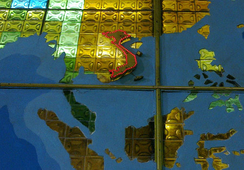 Hai quần đảo Trường Sa và Hoàng Sa không được đánh dấu trên bản đồ thế giới của Bưu điện trung tâm Hà Nội.