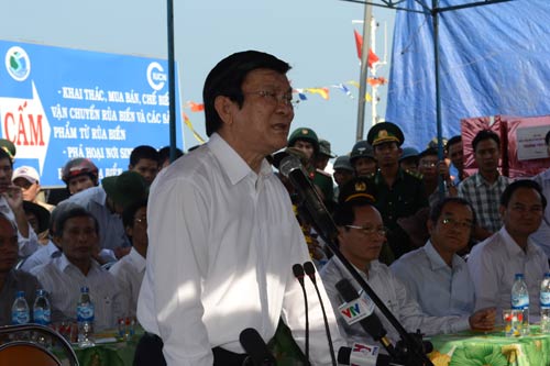 Chủ tịch nước Trương Tấn Sang nói chuyện với bà con ngư dân Lý Sơn