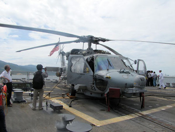 Khu trục hạm USS Chung-Hoon còn có bãi đáp của hai trực thăng Seahawk có trang bị các tên lửa Penguin, Hellfire và các ngư lôi Mk-46, Mk-50.