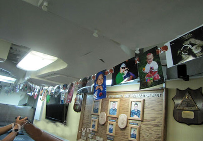 Nhà ăn và là nơi trưng bày ảnh những đứa con của thủy thủ trên tàu