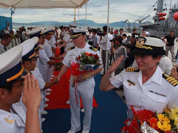 Trước đó, trong khuôn khổ chuyến thăm chính thức và giao lưu tháng 7/2011, tàu USS Chung-Hoon của hải quân Mỹ đang neo đậu tại cảng Tiên Sa, Đà Nẵng đã đón người dân, du khách ra tham quan.
