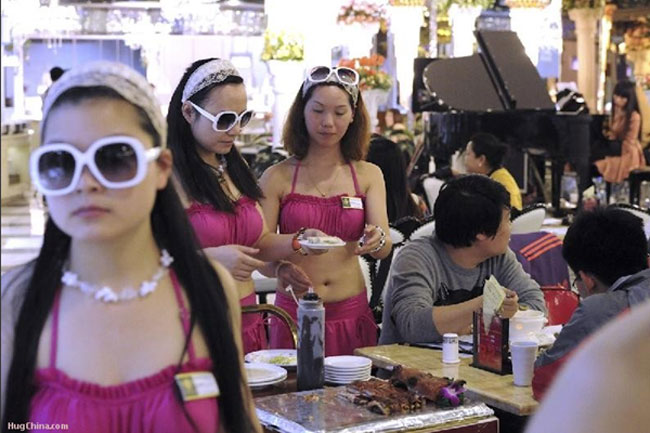 Để quảng bá nhà hàng, một chủ cửa hàng hải sản ở Trung Quốc đã yêu cầu toàn bộ nhân viên nữ mặc bikini để phục vụ khách. Nhà hàng này cũng đài thọ bữa ăn miễn phí cho những khách hàng diện bikini tới thưởng thức đồ ăn.