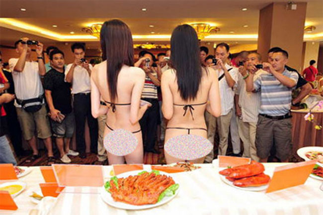 Đây không phải là lần đầu tiên những nhà hàng Trung Quốc dùng chiêu cho nhân viên diện bikini để câu khách, Trước đó, một nhà hàng ở Hàng Châu đã cho một dàn chân dài gợi cảm diện bikini để hâm nóng buổi ra mắt 108 món ăn mới.
