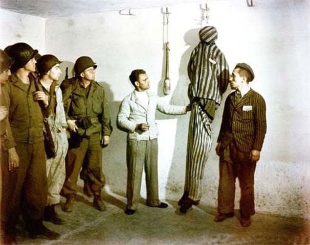 Vào ngày 18/4/1945. tại trại Buchenwald, các cựu tù nhân tả lại cho lính Mỹ cách thức các tù nhân bị treo cổ từ móc trên tường. 