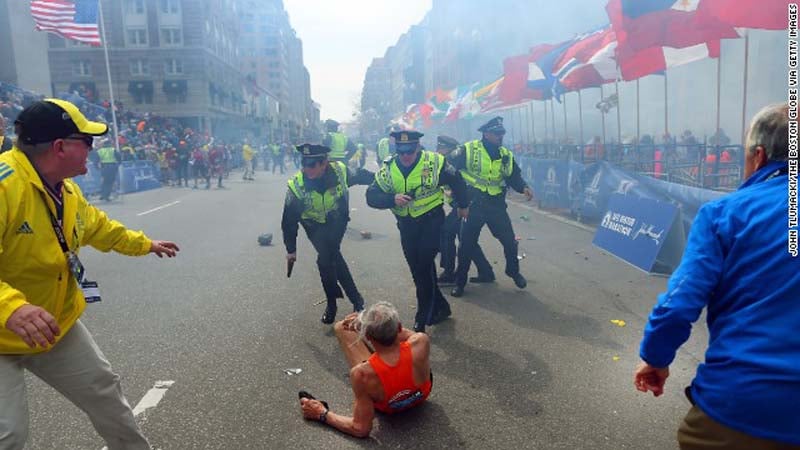 Boston Marathon là cuộc thi chạy lâu đời nhất của thời hiện đại. Nó được tổ chức thường niên vào ngày thứ Hai thứ ba của tháng 4   để kỷ niệm ngày mở đầu Chiến tranh Cách mạng Mỹ. Cuộc thi năm nay có sự tham dự của 27.000 người. (theo CNN)